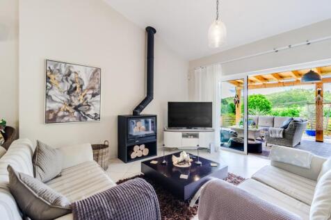 6 LIVING ROOM.jpg