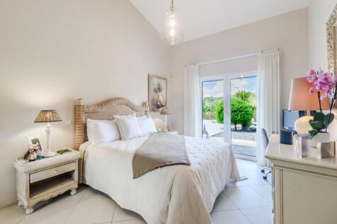 19 BEDROOM.jpg