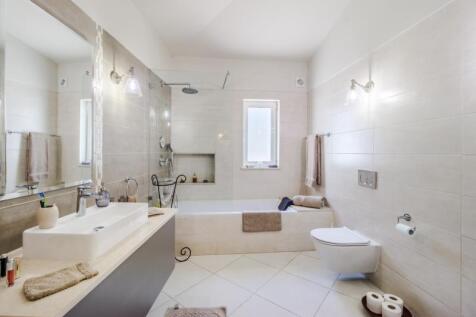 22 BATHROOM.jpg
