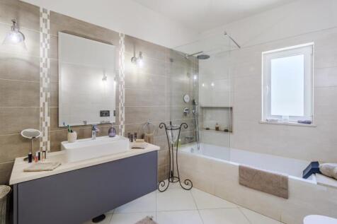 24 BATHROOM.jpg