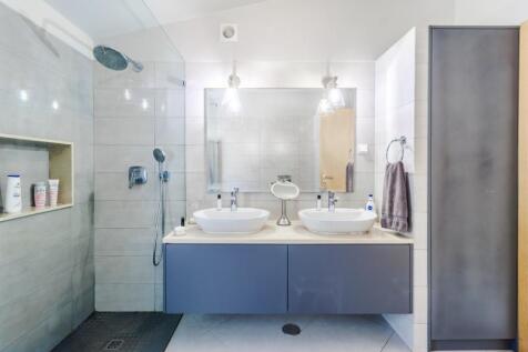 30 BATHROOM.jpg