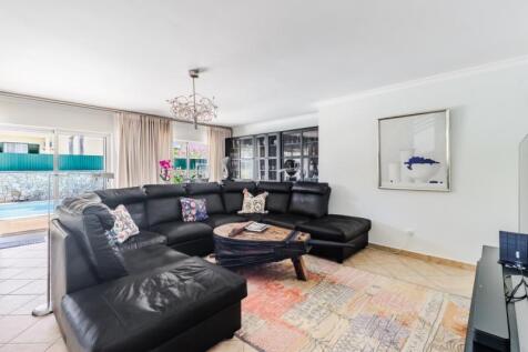 2 LIVING ROOM.jpg