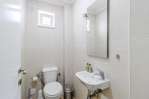 10 BATHROOM.jpg