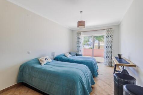 18 BEDROOM.jpg