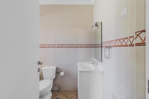 24 BATHROOM.jpg
