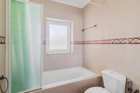 25 BATHROOM.jpg