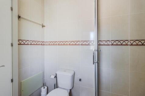 29 BATHROOM.jpg