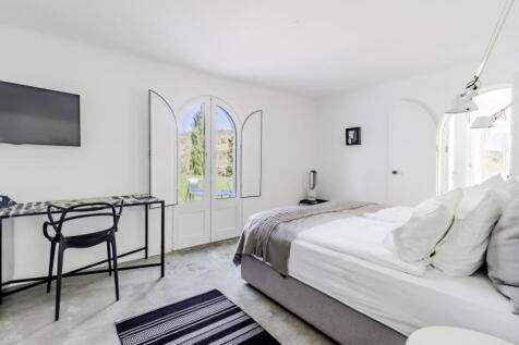 13 BEDROOM.jpg