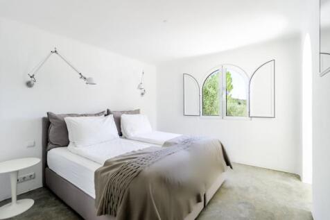 15 BEDROOM.jpg