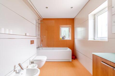 family bathroom 2.jpg