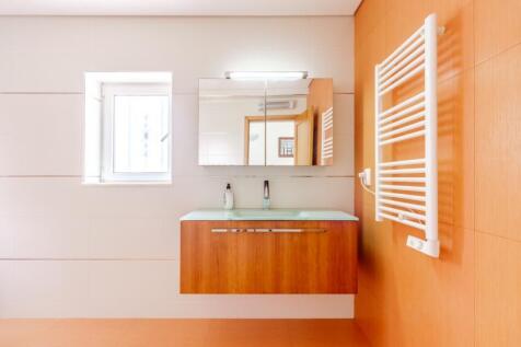 family bathroom.jpg