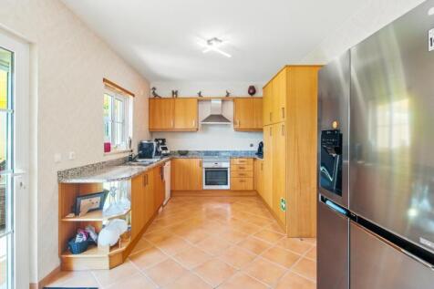6 KITCHEN.jpg