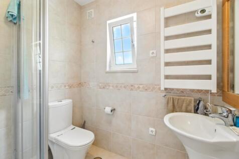 12 BATHROOM.jpg