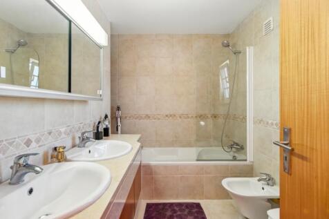 20 BATHROOM.jpg