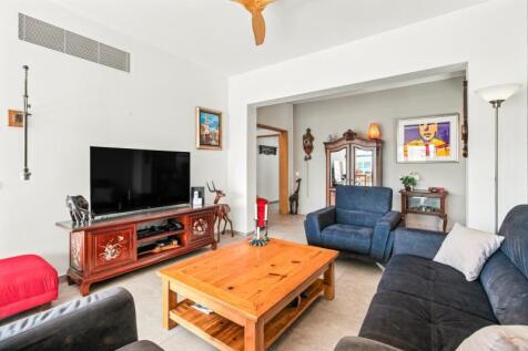 4.2 LIVING ROOM.jpg