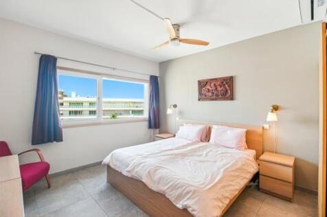 14 BEDROOM.jpg