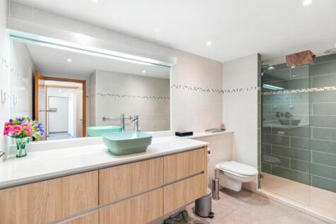 16.1 BATHROOM.jpg