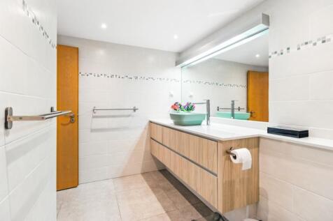 16.4 BATHROOM.jpg