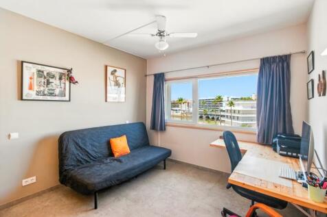 22 BEDROOM.jpg