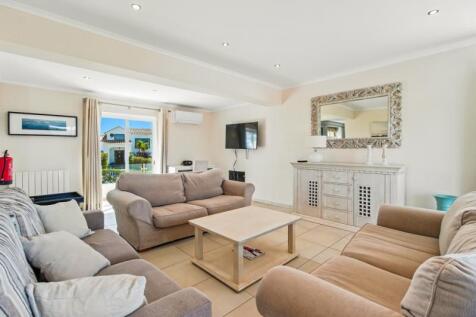 2 LIVING ROOM.jpg