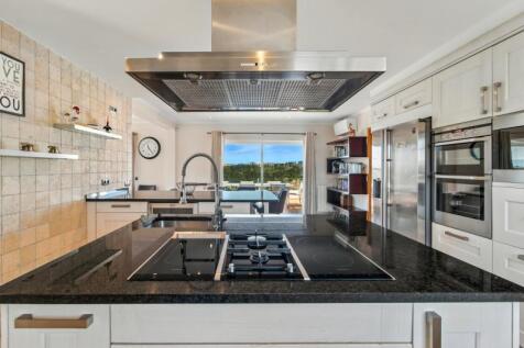 6 KITCHEN.jpg