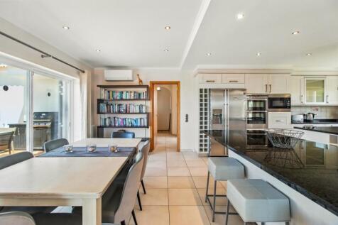 9 DINNING TABLE.jpg