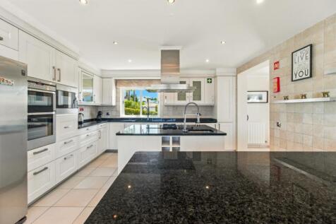 10 KITCHEN.jpg