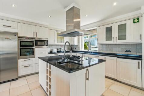 12 KITCHEN.jpg
