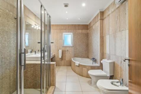 23 BATHROOM.jpg