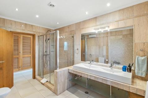 24 BATHROOM.jpg