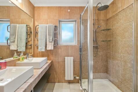 28 BATHROOM.jpg