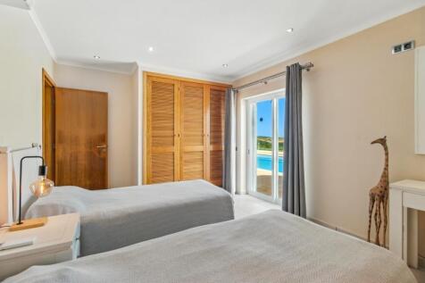 33 BEDROOM.jpg
