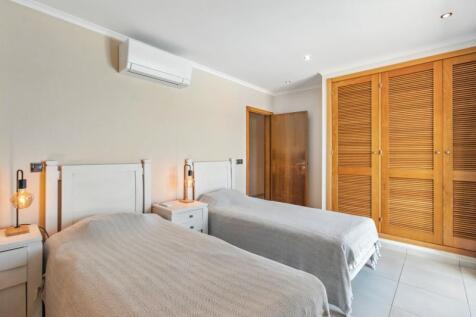 34 BEDROOM.jpg