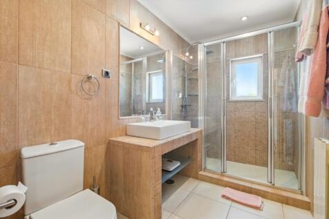 35 BATHROOM.jpg
