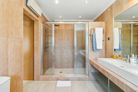 39 BATHROOM.jpg