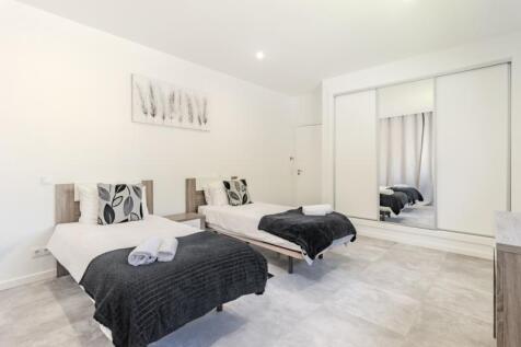 10 bedroom.JPG