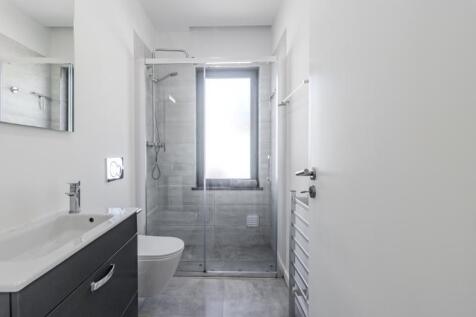 11 bathroom.JPG