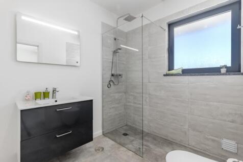 16 bathroom.JPG