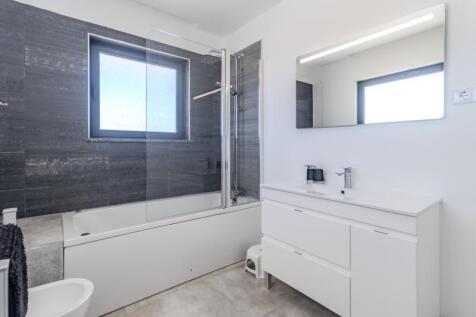 20 bathroom.JPG