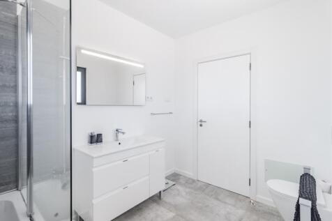 21 bathroom.JPG