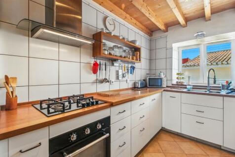 8 kitchen.jpg
