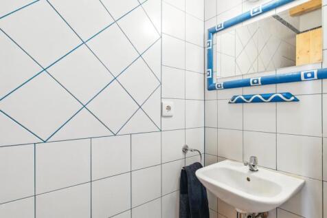 11 bathroom.jpg