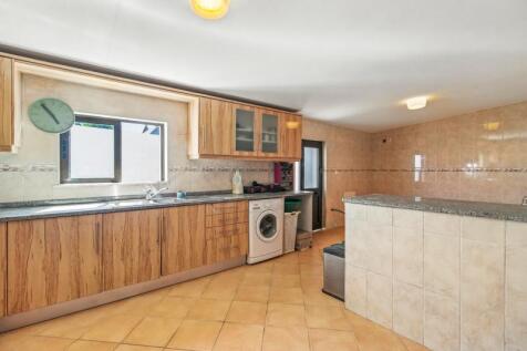 27 kitchen.jpg