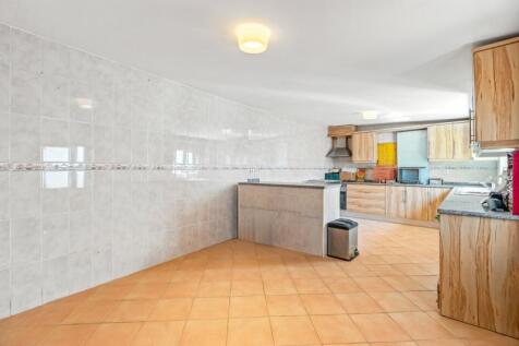 28 kitchen.jpg