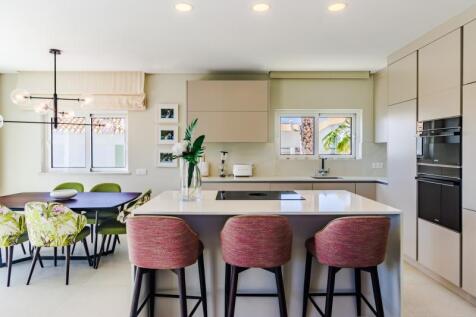 3 KITCHEN.jpg