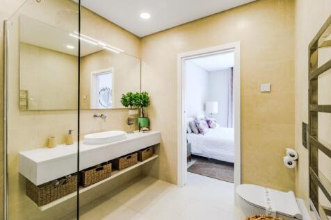 24 BATHROOM.jpg