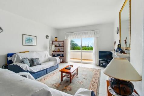 2 LIVING ROOM.jpg