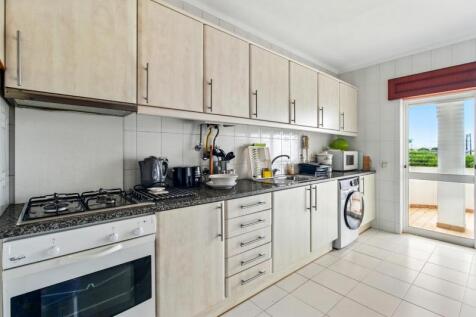 7.2 KITCHEN.jpg