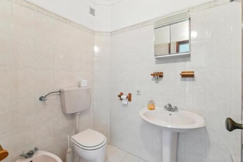 11 BATHROOM.jpg