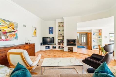 5 LIVING ROOM (2).jpg